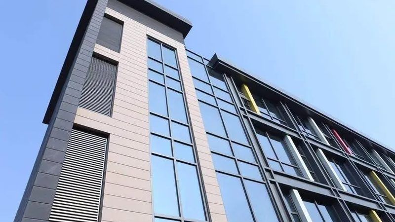 在门窗厂家安装前，首先要确保施工现场的准备工作已经完成。这包括：